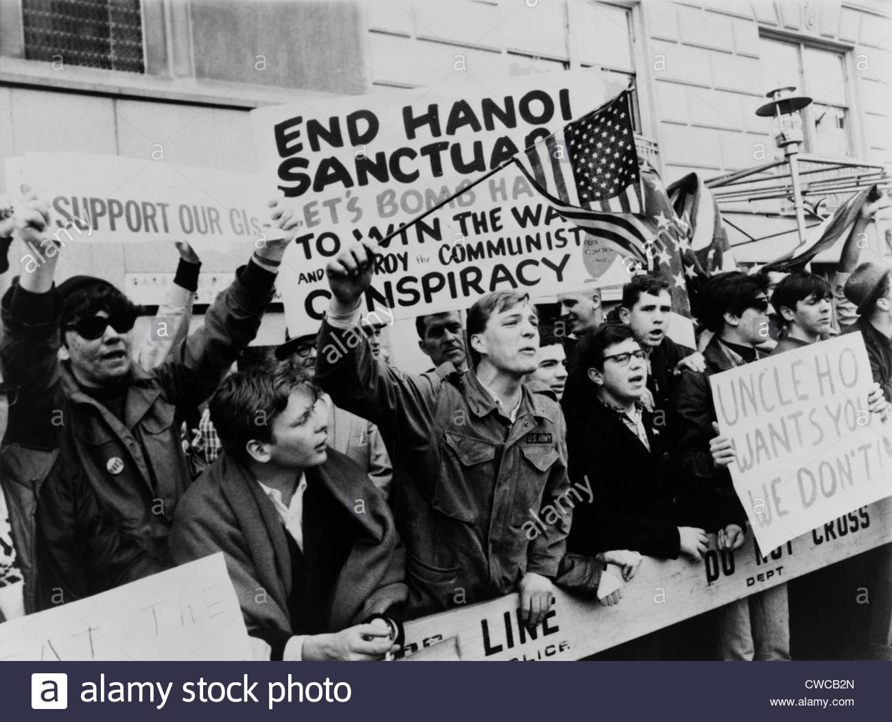 pro-vietnam-war-demonstrators-counter-demonstrators-holding-signs-CWCB2N